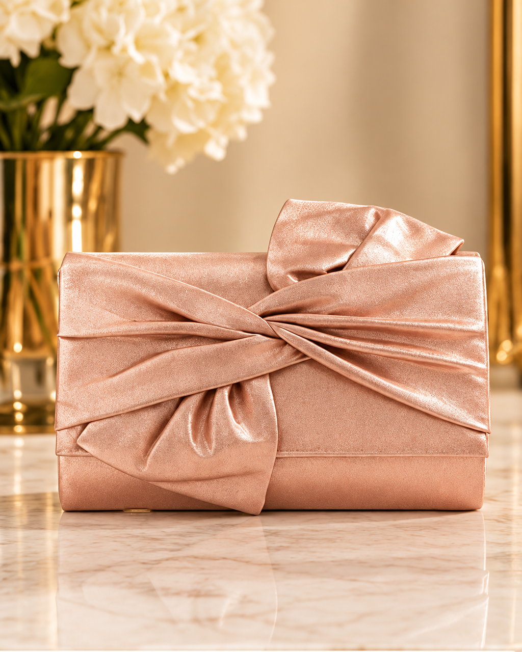 The Celeste Champagne Bow Clutch – pamje ballore me sfond luksoz (AI)